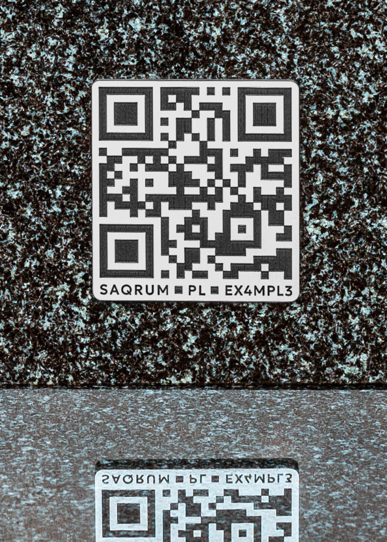 Tabliczka QR Alu-Black na granitowej płycie impala.