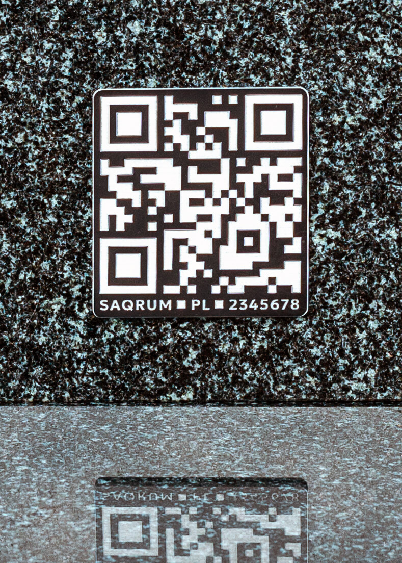 Tabliczka QR White-Black na granitowej płycie impala.