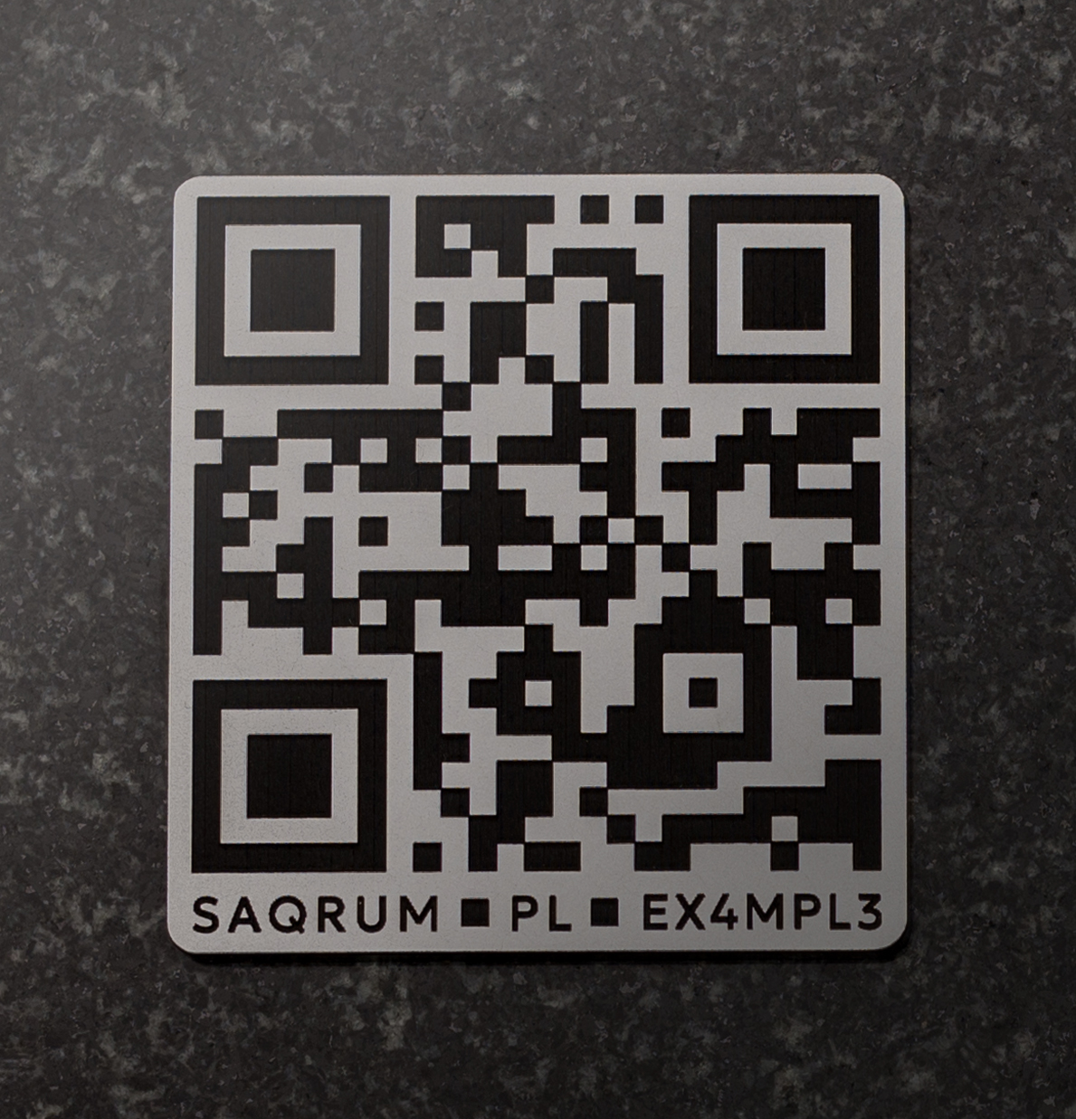 Tabliczka QR saQRum kolor srebrny na kamieniu impala