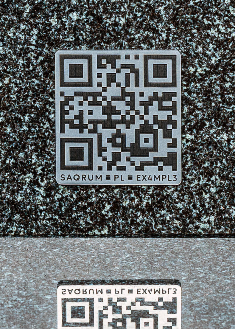 Tabliczka QR Silver-Black na granitowej płycie impala.